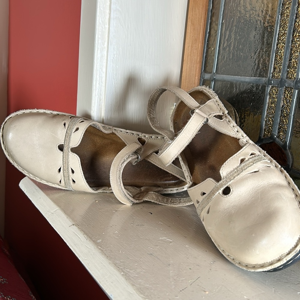 Naot Cream Flats with Soft Material and Decorative Strap NWOT - Picture 7 of 8